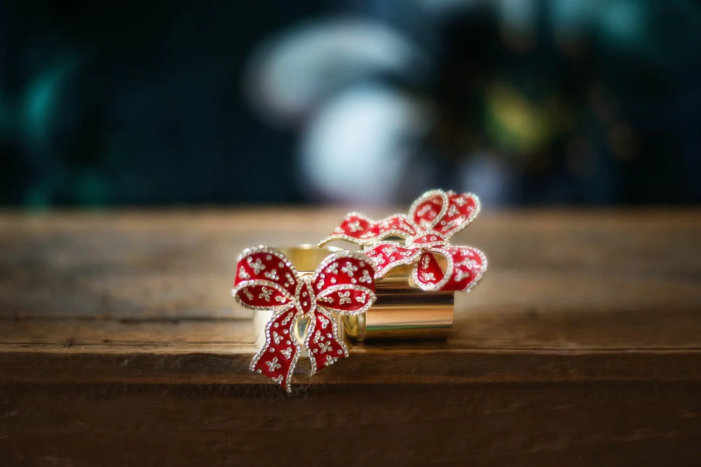 TRISH SCULLY HOME CRIMSON BOW SET OF 2 9 TRISH SCULLY HOME CRIMSON BOW SET OF 2