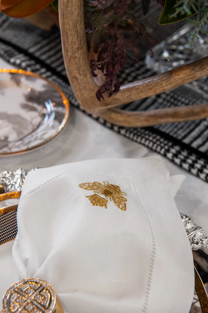 TRISH SCULLY HOME ITALIAN LINEN BEE EMBROIDERED NAPKIN SET OF 4 4 TRISH SCULLY HOME ITALIAN LINEN BEE EMBROIDERED NAPKIN SET OF 4