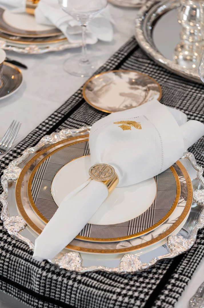 TRISH SCULLY HOME ITALIAN LINEN BEE EMBROIDERED NAPKIN SET OF 4 5 TRISH SCULLY HOME ITALIAN LINEN BEE EMBROIDERED NAPKIN SET OF 4