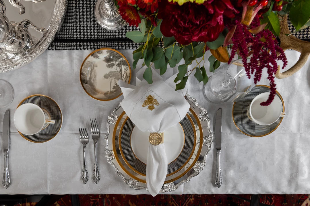 TRISH SCULLY HOME ITALIAN LINEN BEE EMBROIDERED NAPKIN SET OF 4 6 TRISH SCULLY HOME ITALIAN LINEN BEE EMBROIDERED NAPKIN SET OF 4